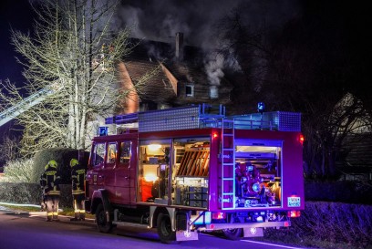 Berglen-Steinach: Wohnungsbrand breitet sich auf Dachstuhl aus - 1 Verletzte Person - Flammen schlagen aus Gebaeude