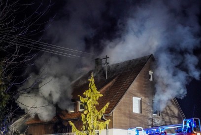 Berglen-Steinach: Wohnungsbrand breitet sich auf Dachstuhl aus - 1 Verletzte Person - Flammen schlagen aus Gebaeude