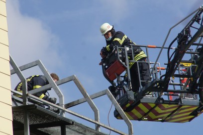 Pforzheim: auf einem Balkon in einem Hochhaus auf dem Haidach kam es zu einem Brand - Feuerwehr Grosseinsatz