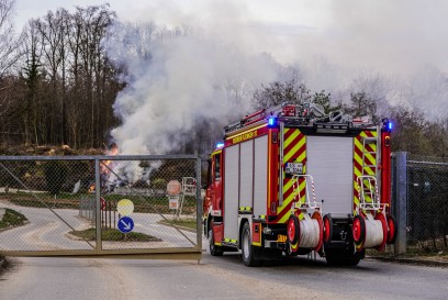 Plochingen: Gruenschnitt in Brand auf der Erddeponie Weisser Stein