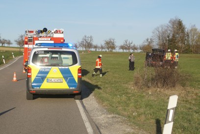 Tiefenbronn: Pkw weicht Lkw aus ueberschlaegt sich und landet auf einem Feld