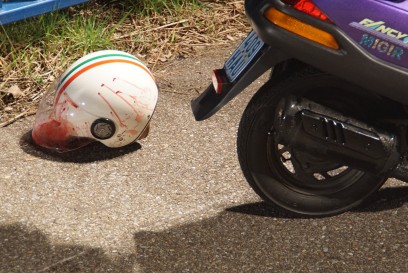 Neuenbuerg: Rollerfahrer kommt auf dem Gehweg zum Sturz und verletzt sich schwer