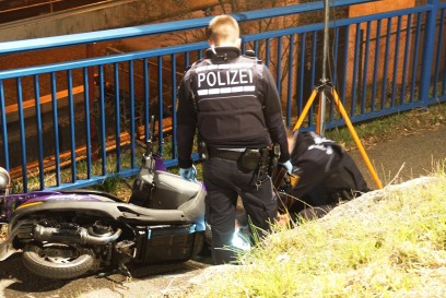 Neuenbuerg: Rollerfahrer kommt auf dem Gehweg zum Sturz und verletzt sich schwer