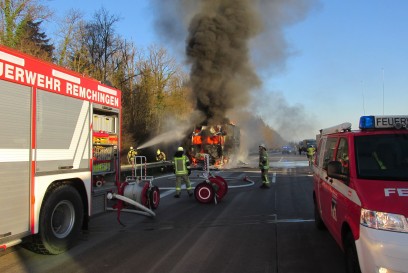 Pforzheim: Lkw Vollbrand auf der A8 - Feuerwehr Grosseinsatz