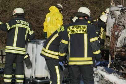 Pforzheim: Lkw Vollbrand auf der A8 - Feuerwehr Grosseinsatz