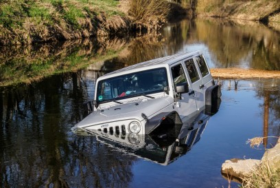 Weinstadt-Endersbach: Jeep in Rems gerollt