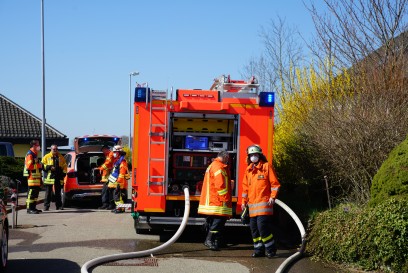 Uhingen: Beim Unkraut abbrennen Hecke in Brand gesteckt