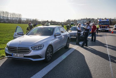 B29/Weinstadt: Unfall 1: Von Bundesstrasse abgekommen und ueberschlagen - Unfall 2: Mitfahrerin bei Unfall schwer verletzt