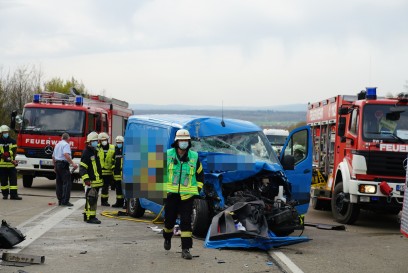 Aichelberg A8: Zwei Verletzte und ca. 57 000 Euro Sachschaden sind das Resultat eines Auffahrunfalls am Donnerstag
