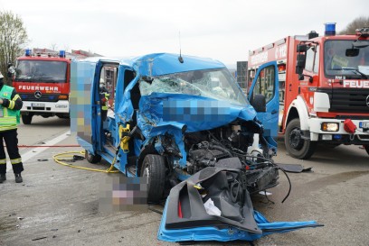 Aichelberg A8: Zwei Verletzte und ca. 57 000 Euro Sachschaden sind das Resultat eines Auffahrunfalls am Donnerstag