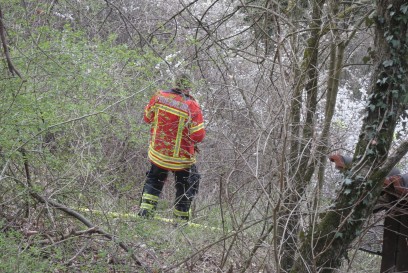 Bad Urach: Brennender Hackschnitzelhaufen in schwer zugaenglichen Gelaenden