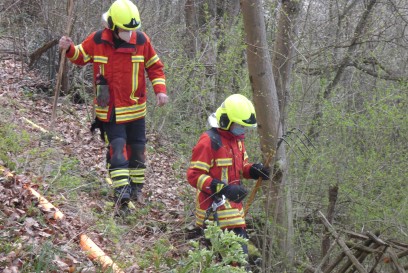 Bad Urach: Brennender Hackschnitzelhaufen in schwer zugaenglichen Gelaenden