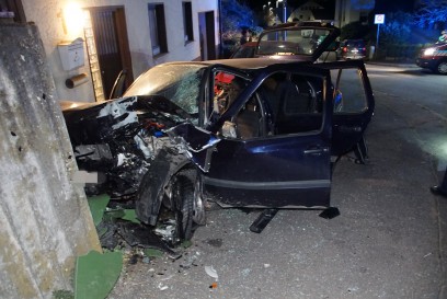 Sachsenheim Spielberg: PKW kracht gegen Hauswand - 2 Personen schwer verletzt