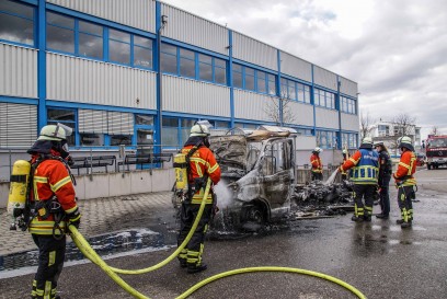 Holzgerlingen: Postauto brennt voellig aus