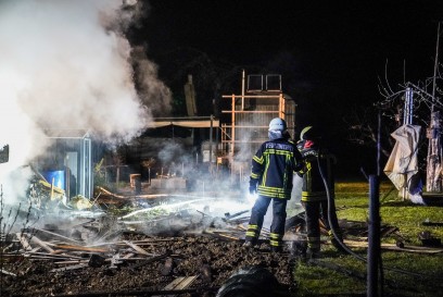 Waiblingen-Beinstein: brennender Holzstapel