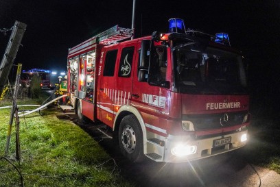 Waiblingen-Beinstein: brennender Holzstapel