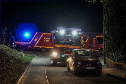 Leonberg: Gestruepp brennt an einem Schuppen.