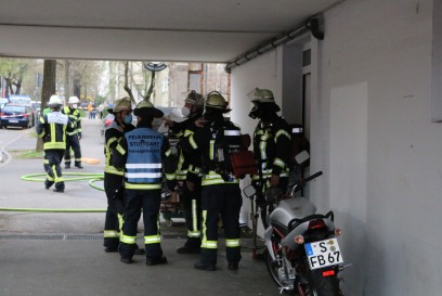 Stuttgart: Muelltonnen Brand unter einem Verschlag