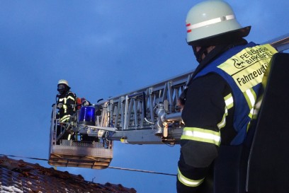 Birkenfeld: Dachstuhlbrand fuehrt zu einem Feuerwehr Einsatz