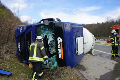 Aichelberg A8: Tanklaster kommt von Fahrbahn ab und kippt - Vollsperrung A8 - Rettungshubschrauber im Einsatz