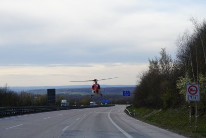 Aichelberg A8: Tanklaster kommt von Fahrbahn ab und kippt - Vollsperrung A8 - Rettungshubschrauber im Einsatz