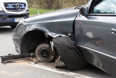 Pforzheim: Fahrzeug kommt in den Gegenverkehr und kollidiert mit entgegenkommenden - zwei Verletzte