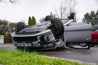 Denkendorf: VW Fahrer verliert Kontrolle ueber Auto und ueberschlaegt sich- 2 Verletzte