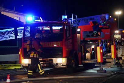 FLAMMENBILDER! Oppenweiler: Brand in Kfz-Werkstatt - Zwei Drehleiter im Einsatz