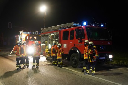 FLAMMENBILDER! Oppenweiler: Brand in Kfz-Werkstatt - Zwei Drehleiter im Einsatz