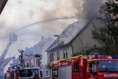 Eislingen: Schuppenbrand greift auf Wohnhaus ueber - meterhohe Flammen - mehrere Personen aus Wohnhaus gerettet