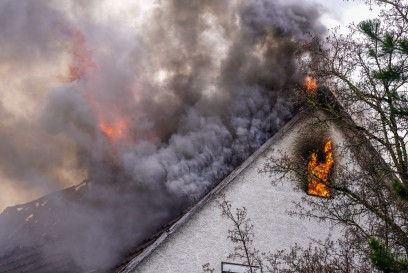 Eislingen: Schuppenbrand greift auf Wohnhaus ueber - meterhohe Flammen - mehrere Personen aus Wohnhaus gerettet
