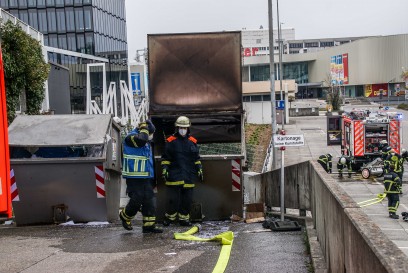 Sindelfingen: Container mit Kartonagen fing Feuer