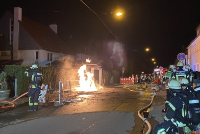 Stuttgart: Gasleitung brennt Flammen 6 Meter hoch 