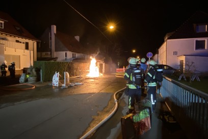 Stuttgart: Gasleitung brennt Flammen 6 Meter hoch 
