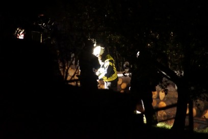 Weinstadt: unkontrolliertes Gartenfeuer - Feuerwehr muss ueber 1,5 Kilometer lange Versorgungsleitung legen