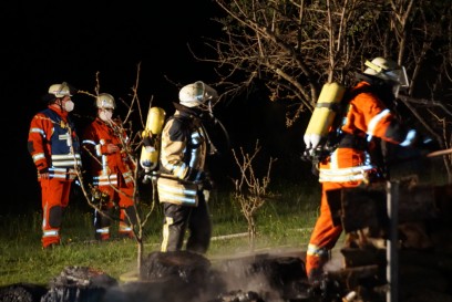 Weissach im Tal: Vollbrand einer Gartenhuette