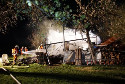 Weissach im Tal: Vollbrand einer Gartenhuette