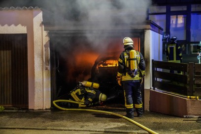 Schorndorf: Elektrofahrzeug brennt in einer Einzelgarage  - BMW I3 in Vollbrand 