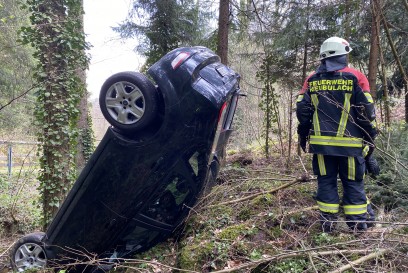 Neubulach: Von der Fahrbahn angekommen und um Wald stecken geblieben.