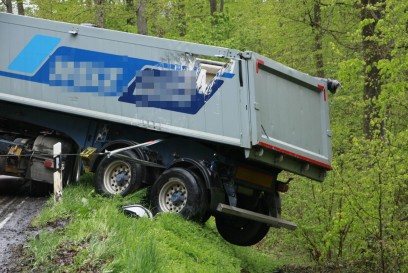 Muehlacker: Lkw kollidiert mit Bus in einer engen Kurve - eine Person Verletzt