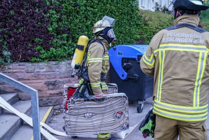 Esslingen-St. Bernhardt: Kissen geraet in Brand - ein Verletzter