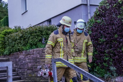 Esslingen-St. Bernhardt: Kissen geraet in Brand - ein Verletzter