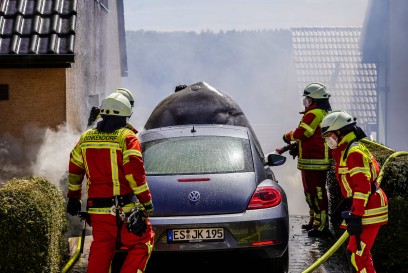Denkendorf: Brand an einem Gebaeude - Feuerwehrmann verletzt