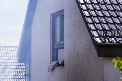 Denkendorf: Brand an einem Gebaeude - Feuerwehrmann verletzt