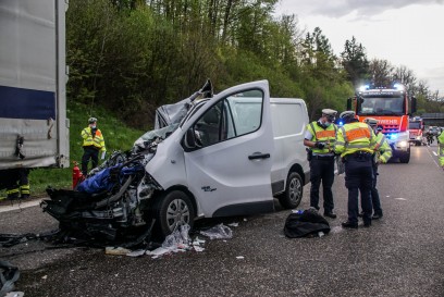 Sindelfingen:schwerer Unfall auf der A81 - Autobahn nach Vollsperrung wieder einspurig befahrbar