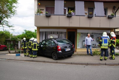 Waiblingen-Hegnach: Pkw in Schaufensterscheibe