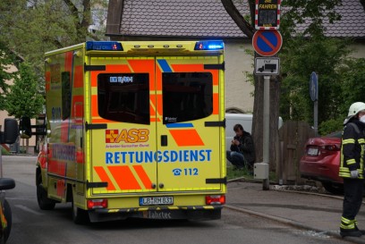 Waiblingen-Hegnach: Pkw in Schaufensterscheibe