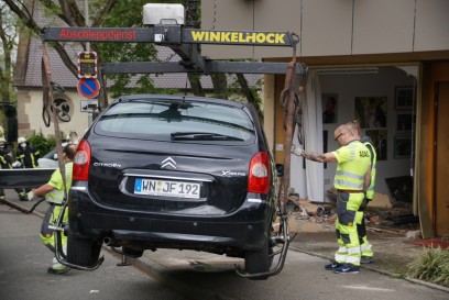 Waiblingen-Hegnach: Pkw in Schaufensterscheibe 