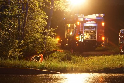 Knittlinge: Pkw uebersieht Kreuzung kommt von Fahrbahn ab und landet im Flussgraben - fuenf Verletzte Personen darunter eine schwer Verletzte