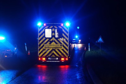 Knittlinge: Pkw uebersieht Kreuzung kommt von Fahrbahn ab und landet im Flussgraben - fuenf Verletzte Personen darunter eine schwer Verletzte